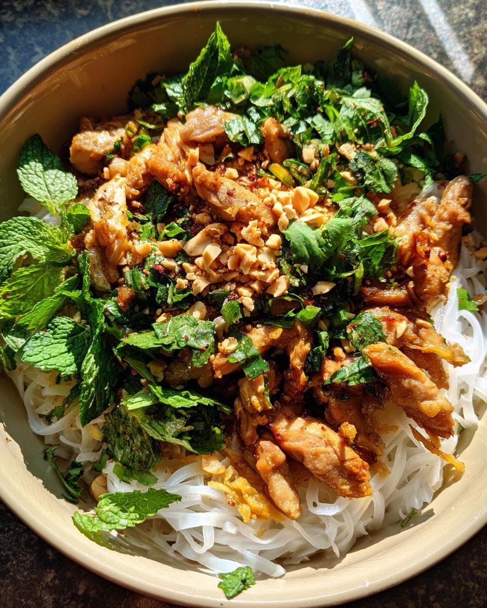 Vietnamese Noodles with Lemongrass Chicken - detail 3
